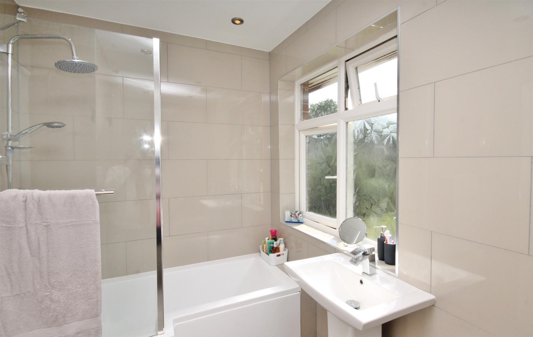 LUXURIOUS REFITTED BATHROOM